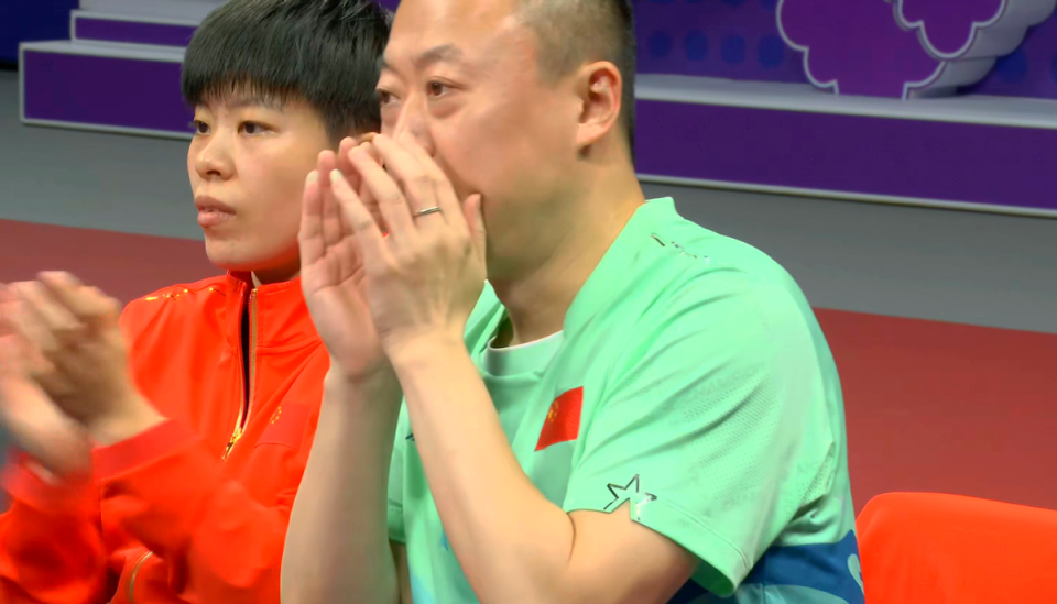 日本队鏖战丹麦队，黄鸭组合点燃赛场