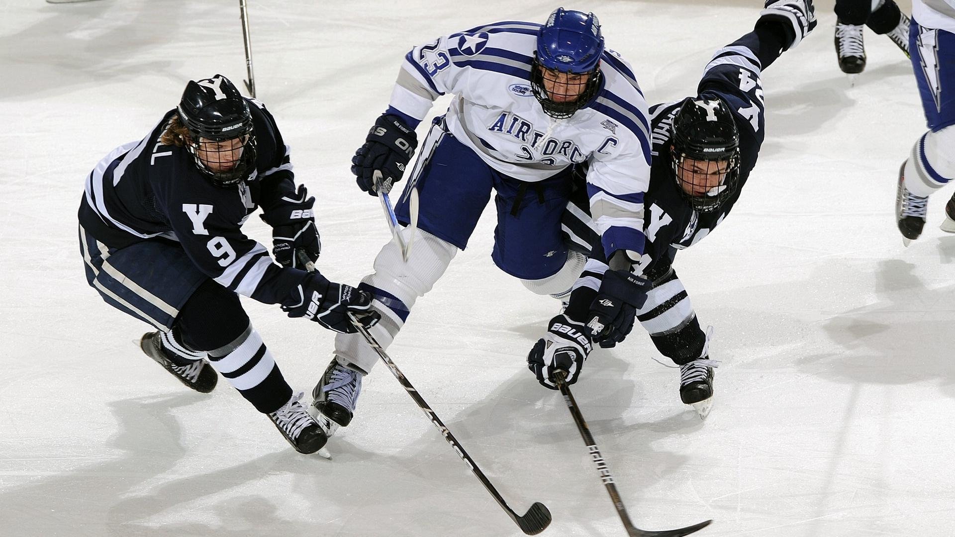 爱游戏入口-绝杀！维斯塔潘最后一圈逆袭勒克莱尔，菜鸟皮亚斯特里惊艳全场导演混战