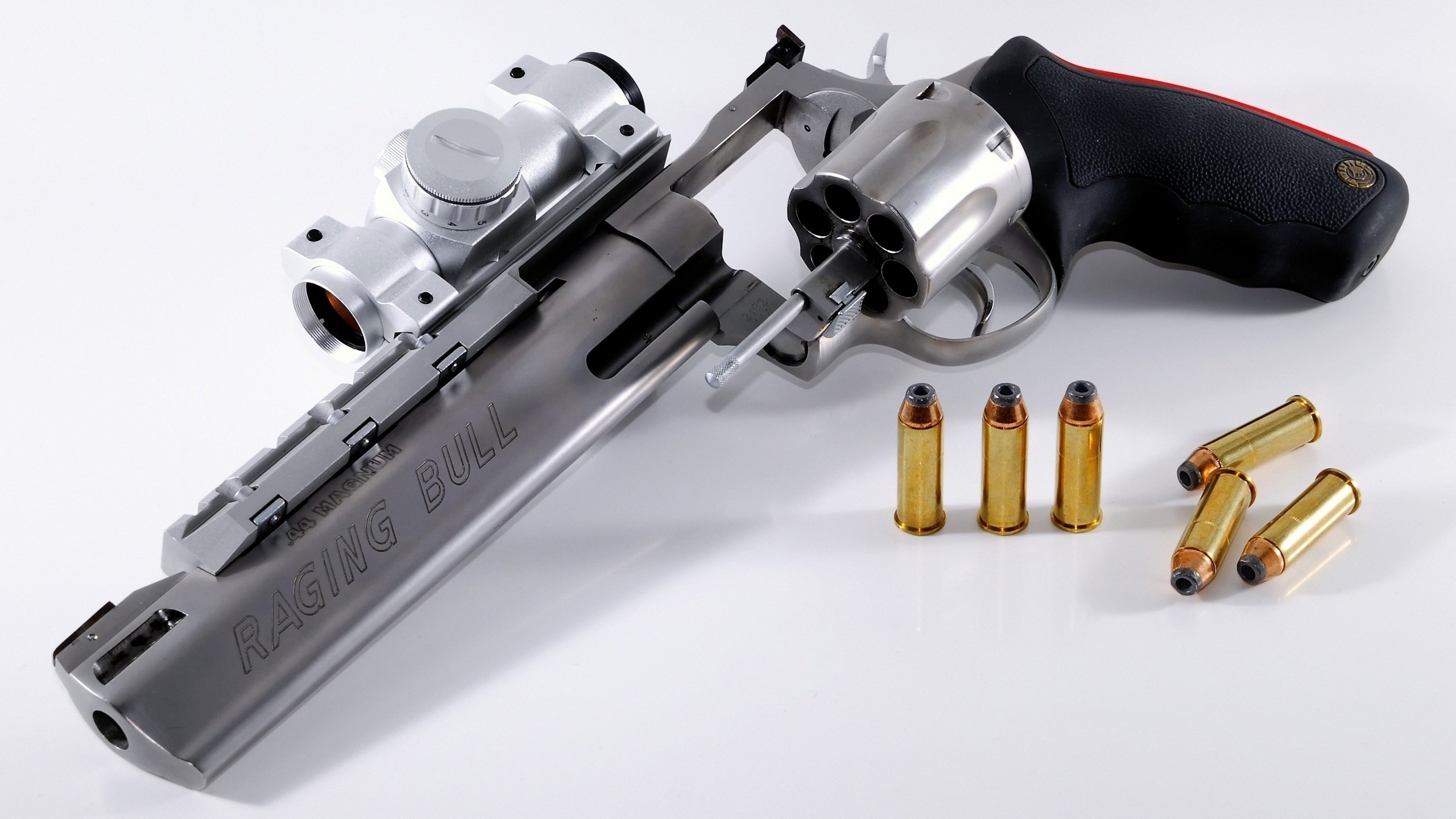 引擎低吼的午夜,班凯罗如何撕碎F1街道赛的重压面纱